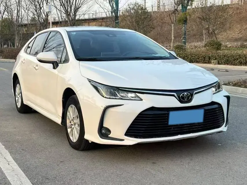 2019 TOYOTA COROLLA thumbnail 3