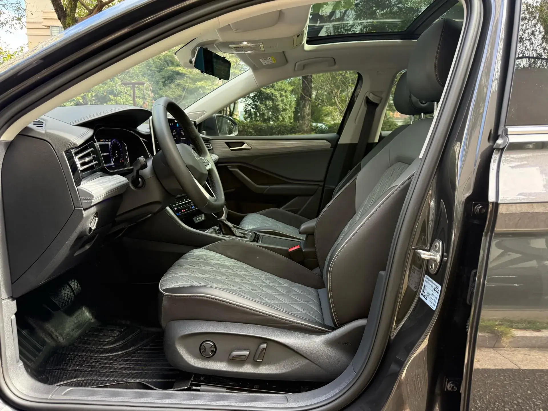 2024 VOLKSWAGEN SAGITAR thumbnail 4