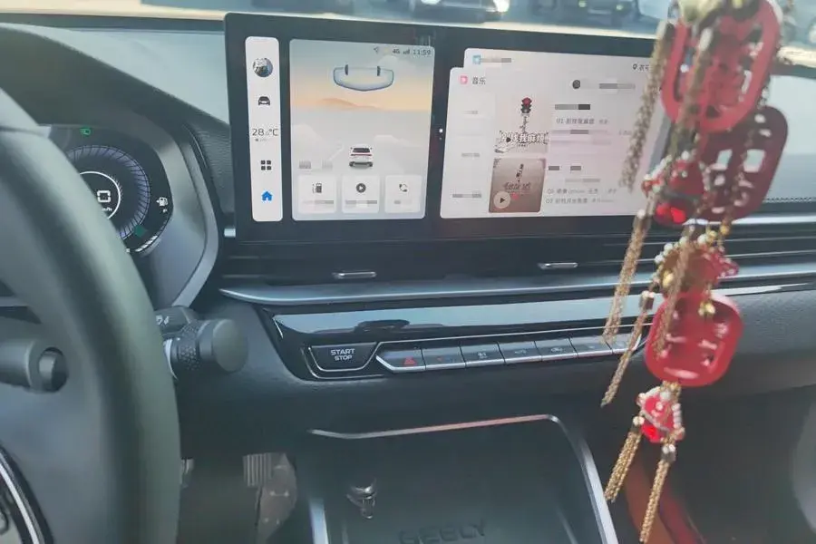 2025 GEELY EMGRAND thumbnail 4