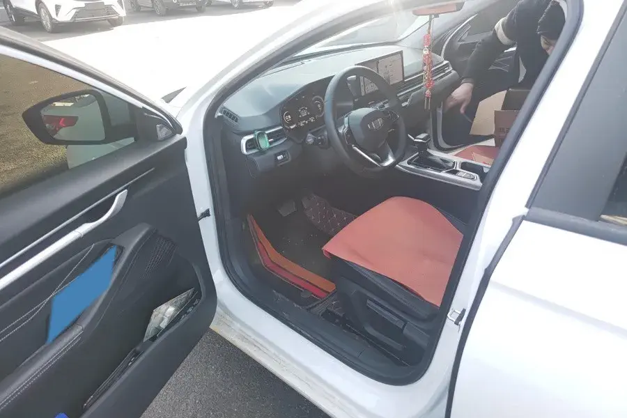 2025 GEELY EMGRAND thumbnail 2