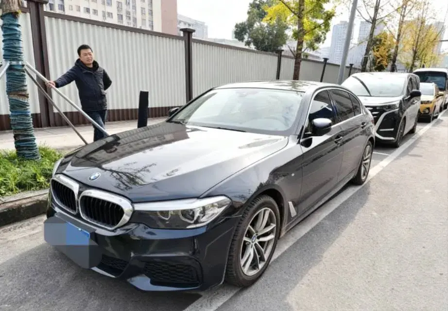 2020 BMW 5 view 1