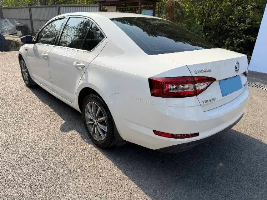 2018 SKODA OCTAVIA thumbnail 4