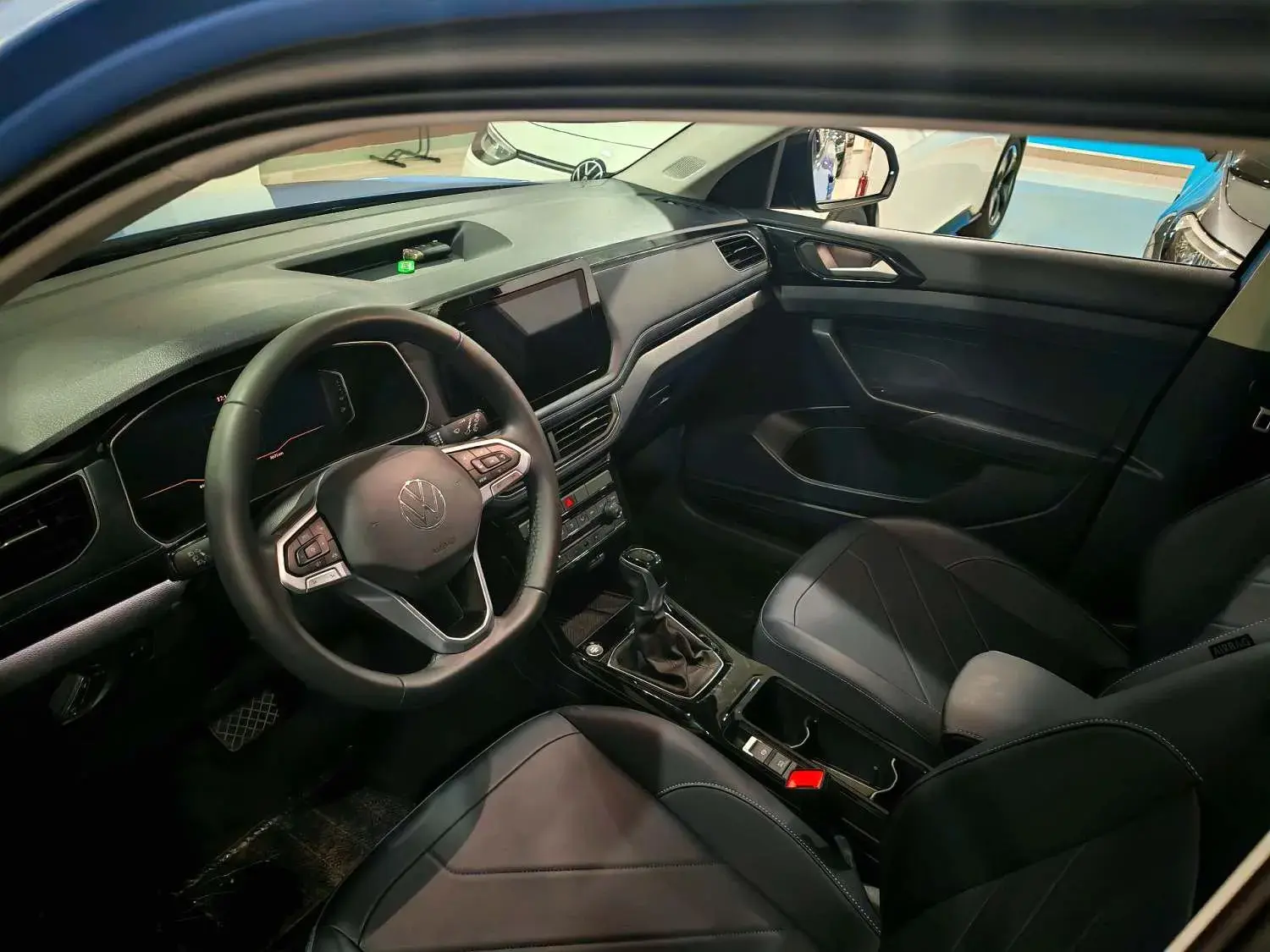 2025 VOLKSWAGEN THARU thumbnail 2