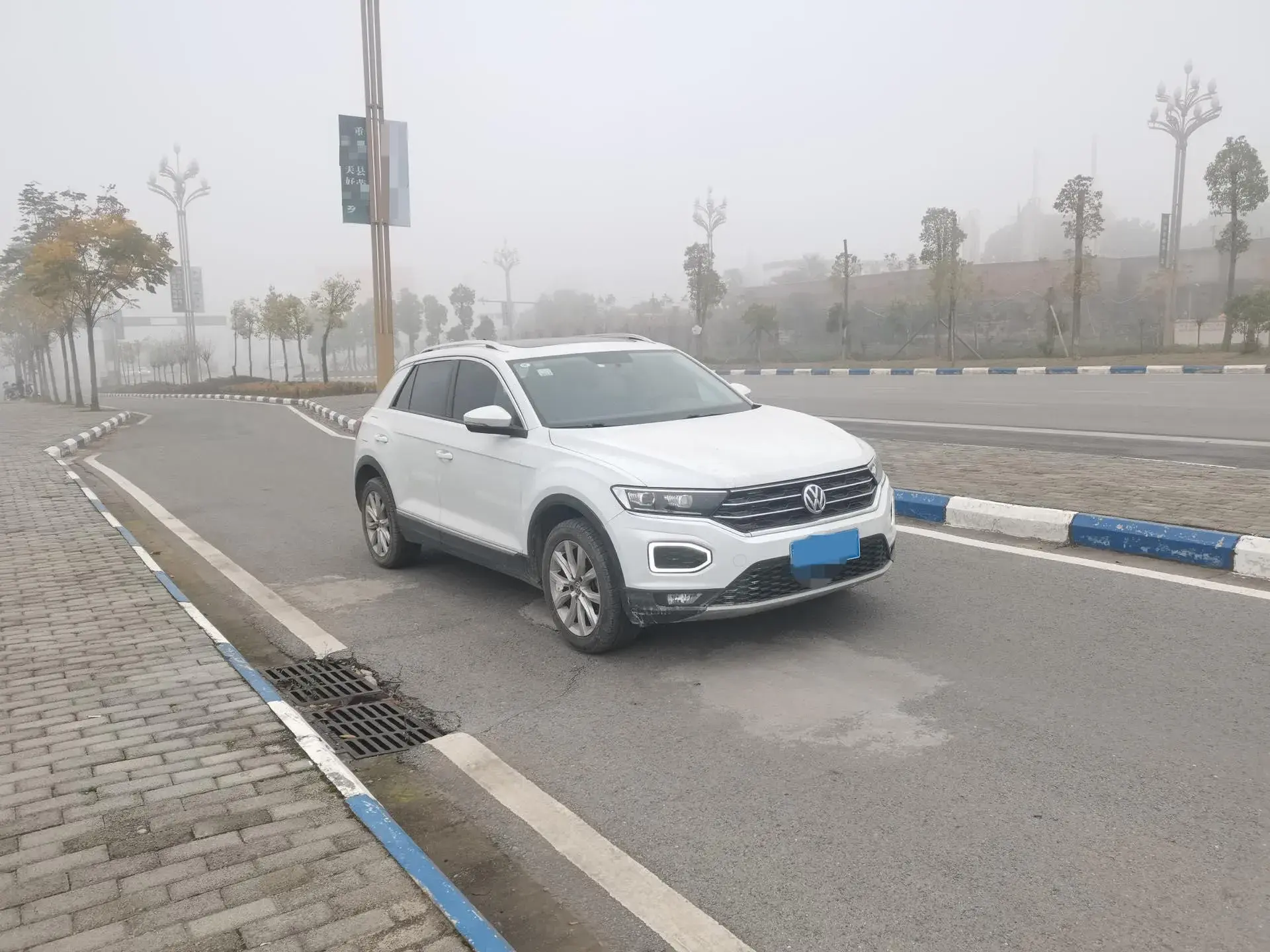 2021 VOLKSWAGEN T-ROC thumbnail 3