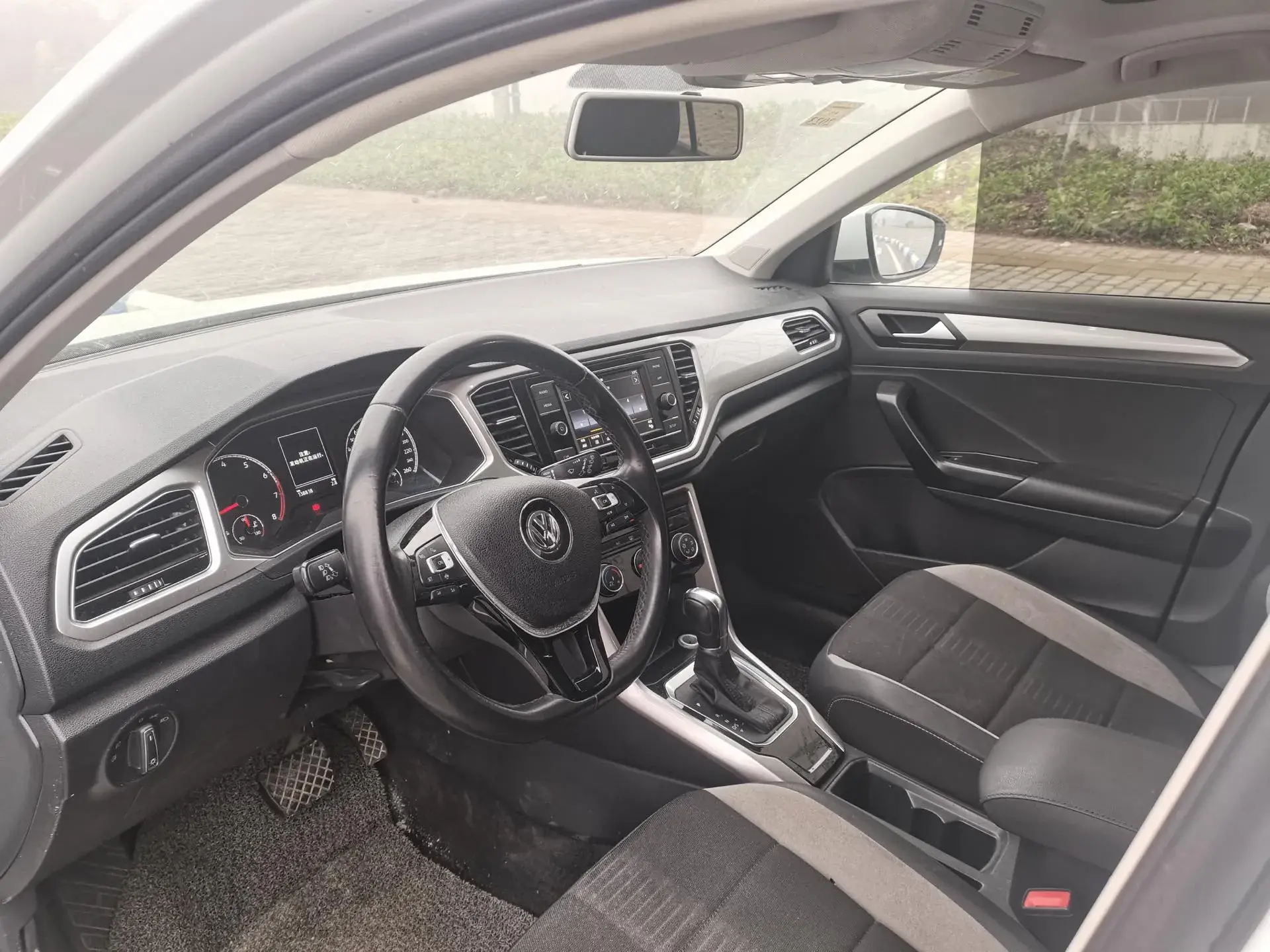 2021 VOLKSWAGEN T-ROC thumbnail 4