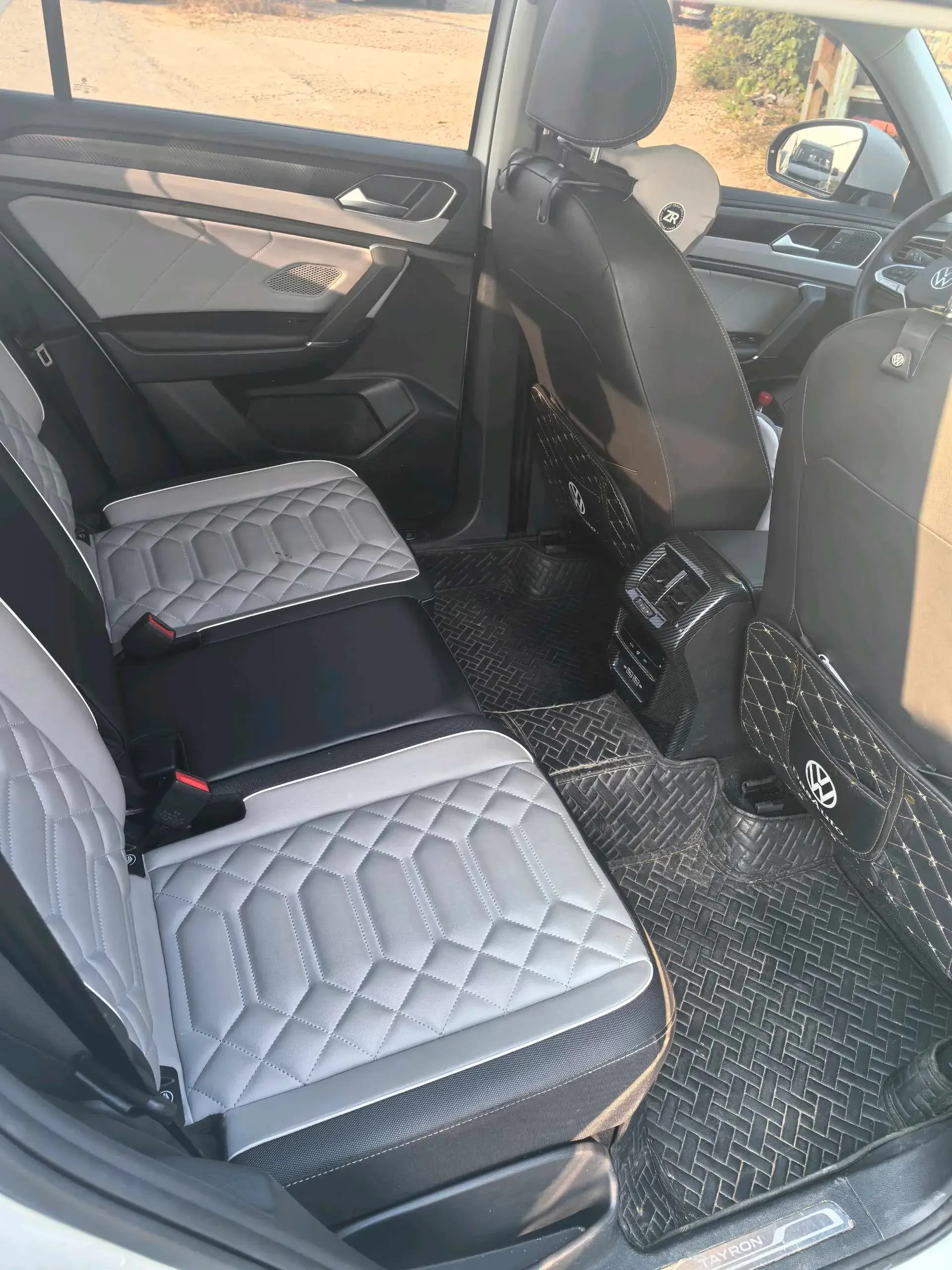 2023 VOLKSWAGEN TAYRON thumbnail 3