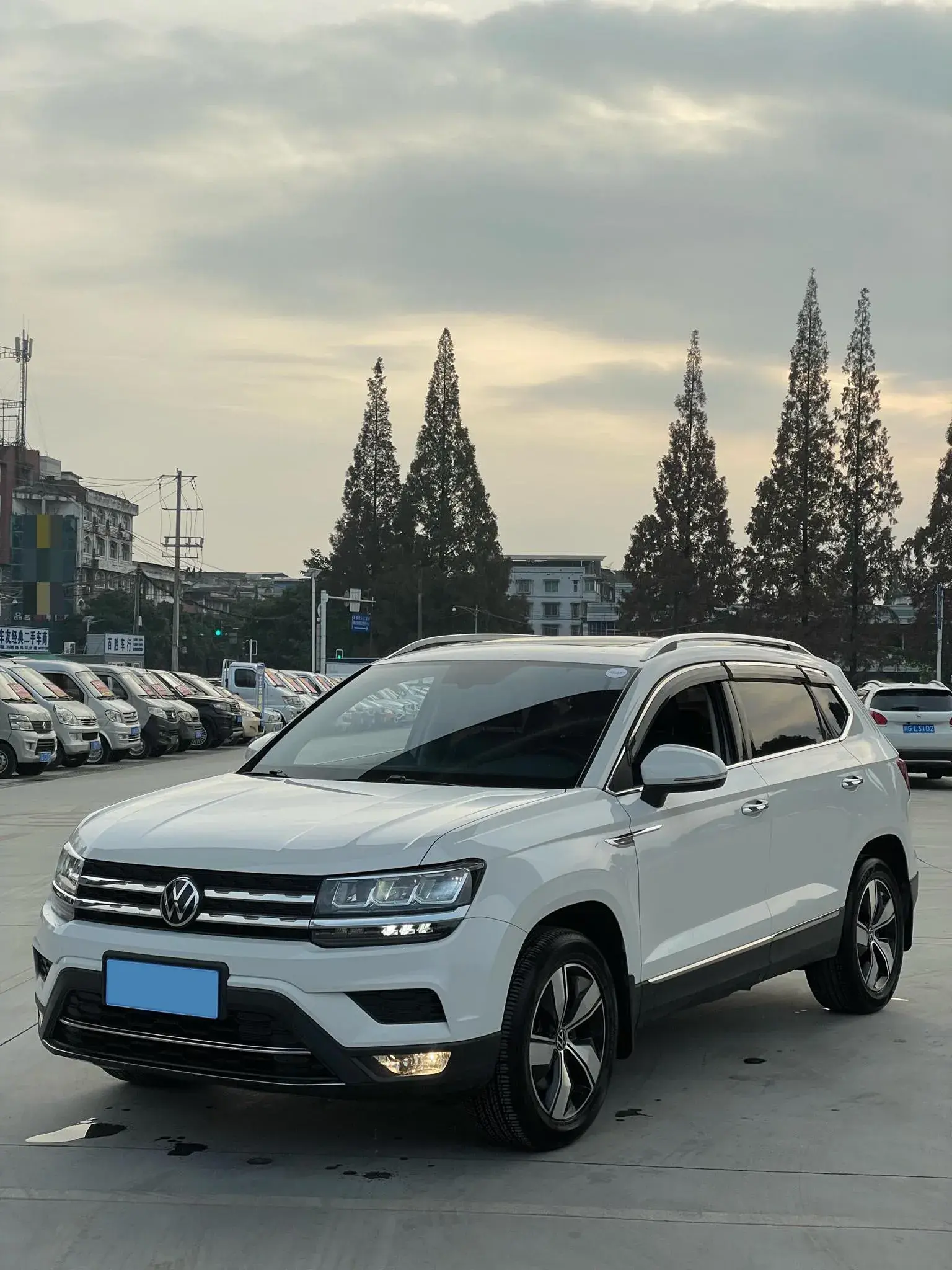 2021 VOLKSWAGEN THARU view 1