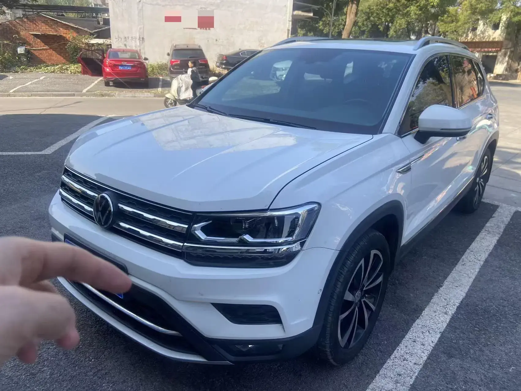 2019 VOLKSWAGEN THARU view 1