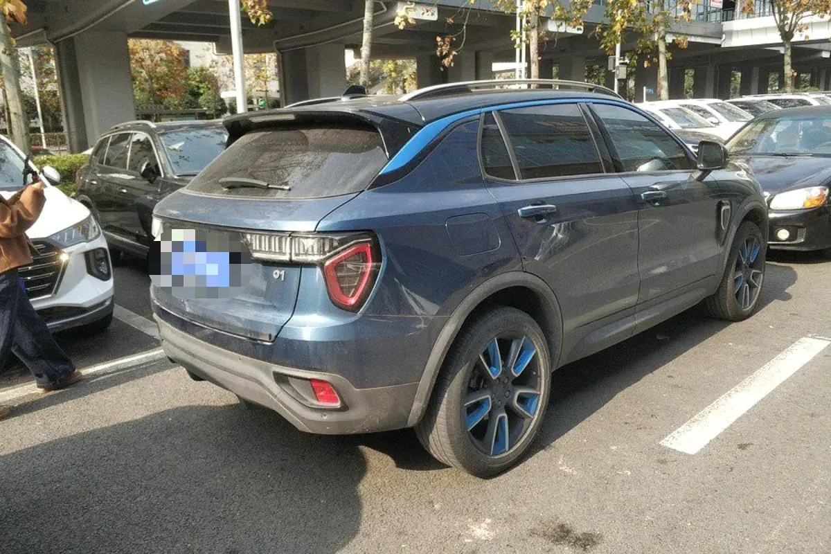 2017 LYNK&CO 01 thumbnail 3