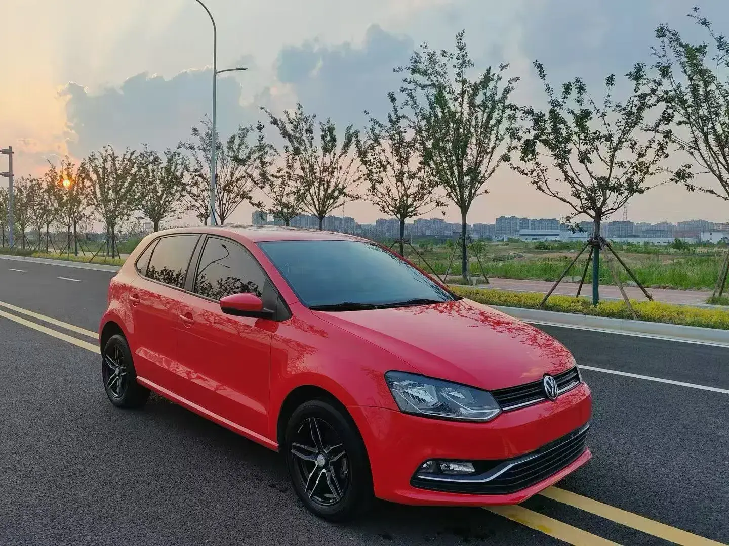 2016 VOLKSWAGEN POLO thumbnail 3