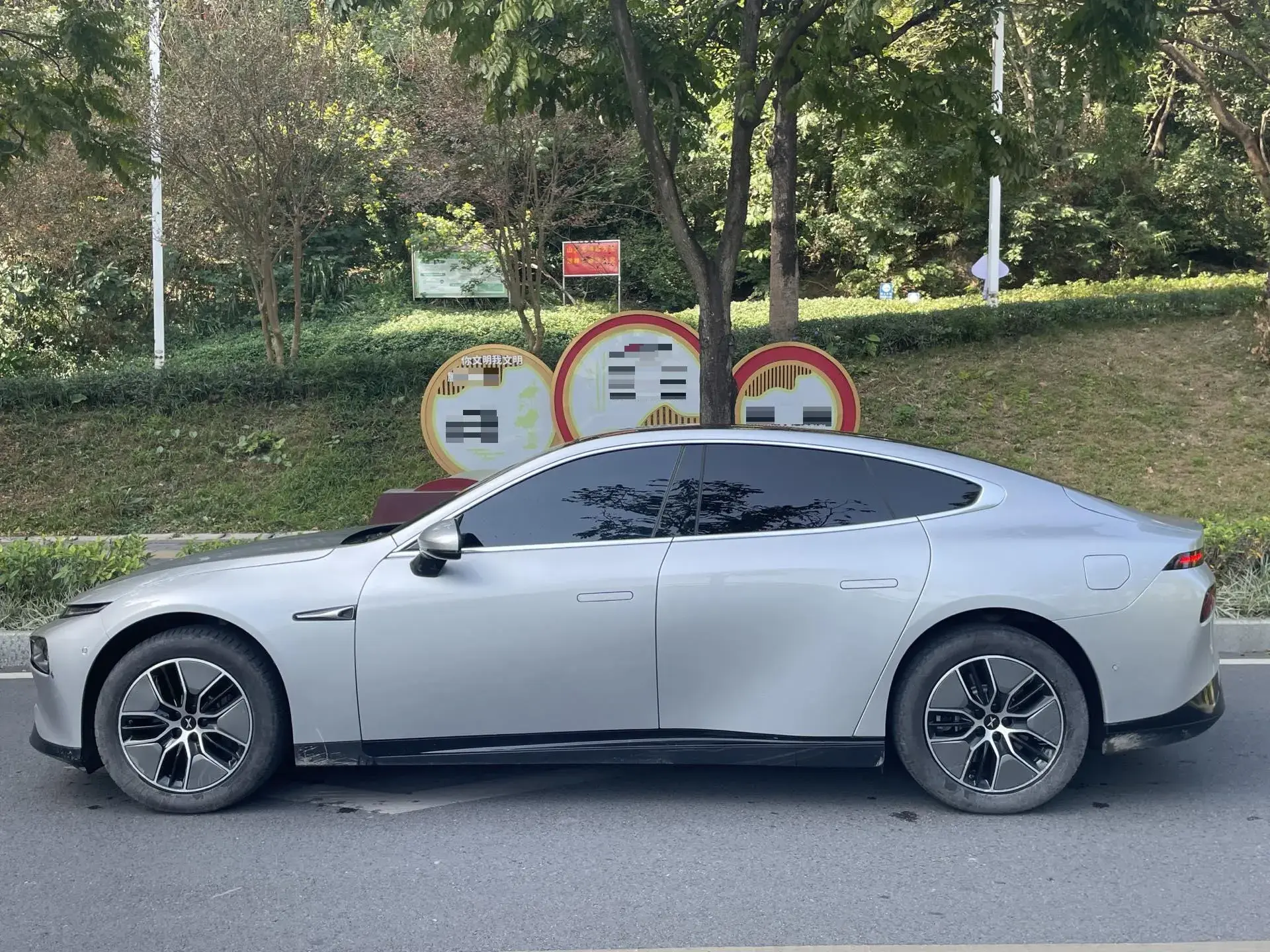 2023 XPENG P7 thumbnail 3