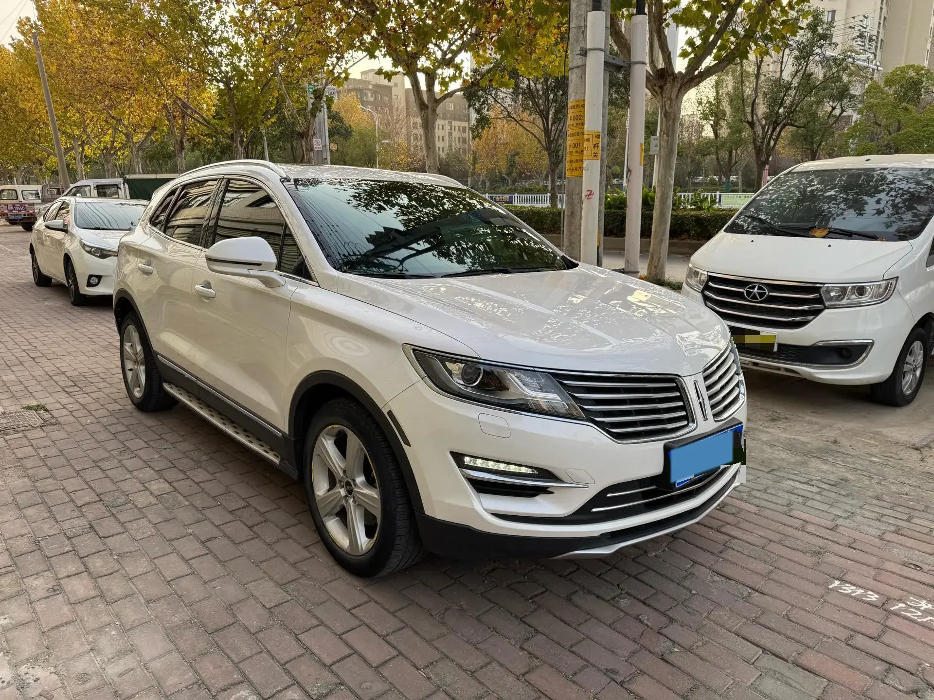 2017 LINCOLN MKC thumbnail 3