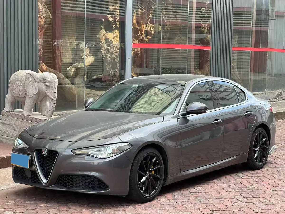 2017 Alfa Romeo Giulia 2.0T 200HP L4 8AT