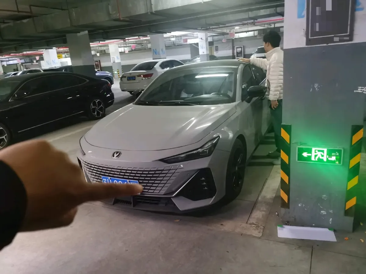 2022 ChangAn UNI-V 1.5T 188HP L4 7DCT,autocango,china used car exporter,china ev exporter,chinese used car exporter,chinese used ev exporter