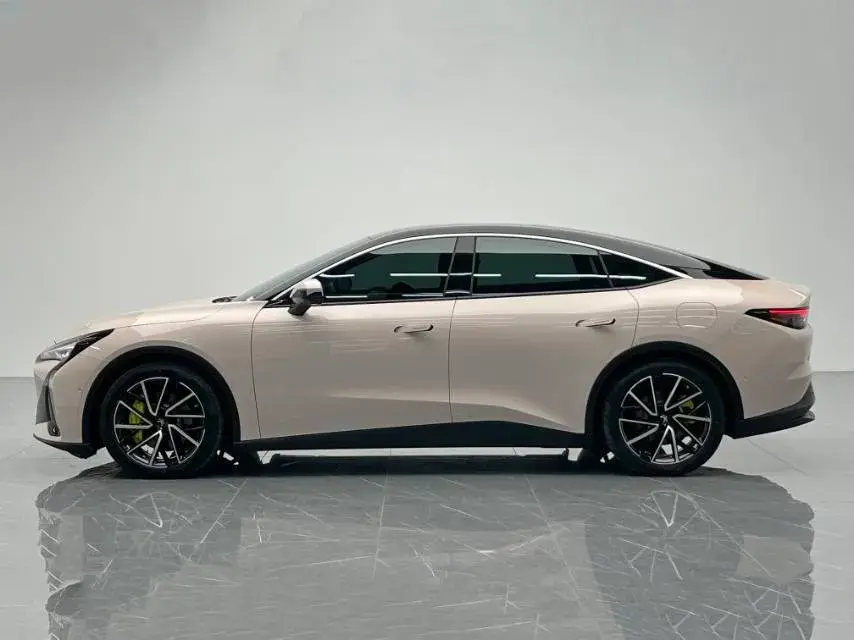 2024 ARCFOX ΑS5 thumbnail 3