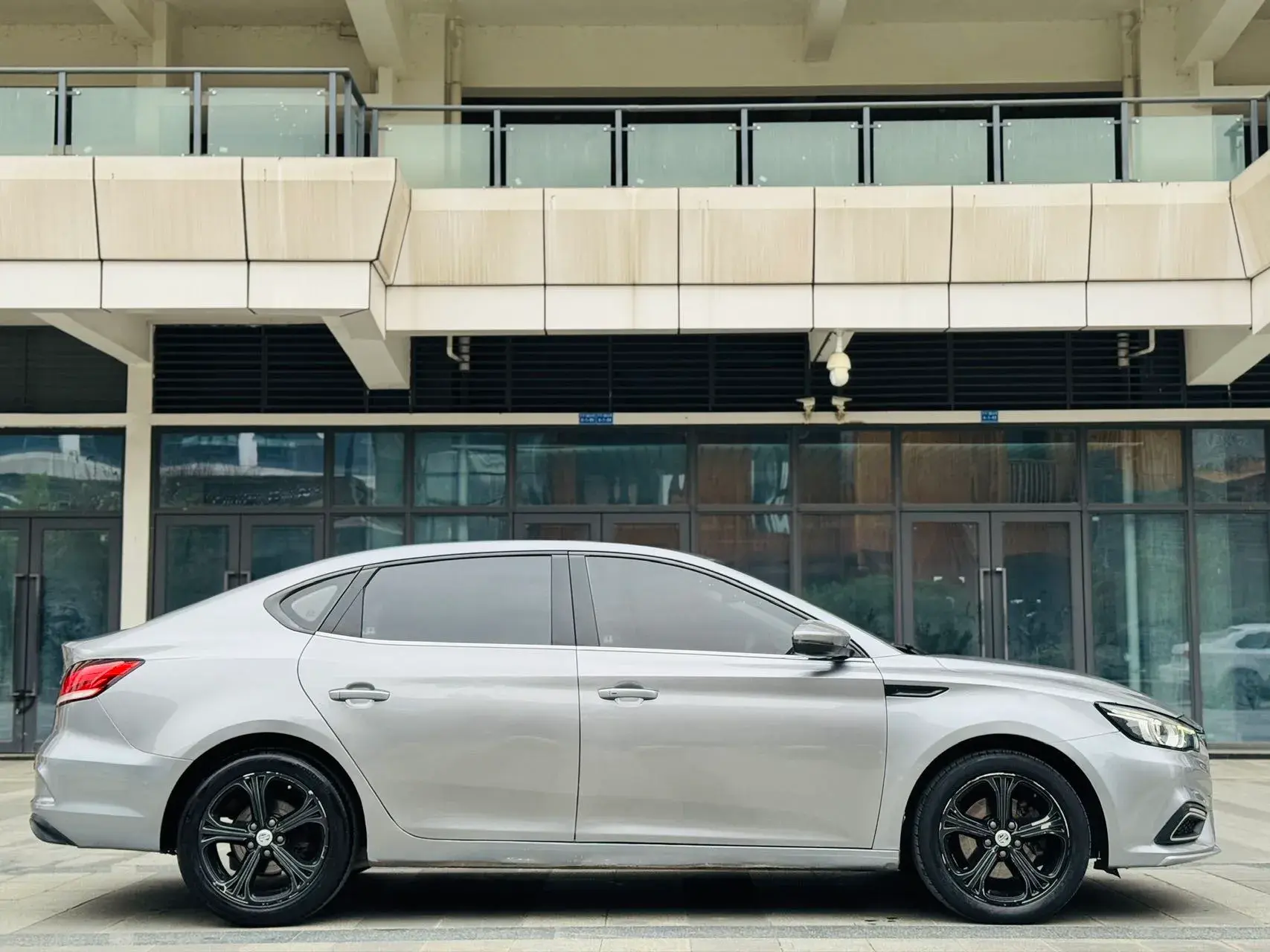 2017 MG MG6 thumbnail 4