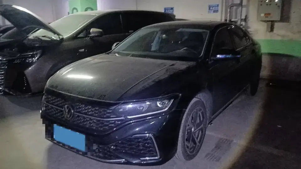 2024 VOLKSWAGEN PASSAT view 1