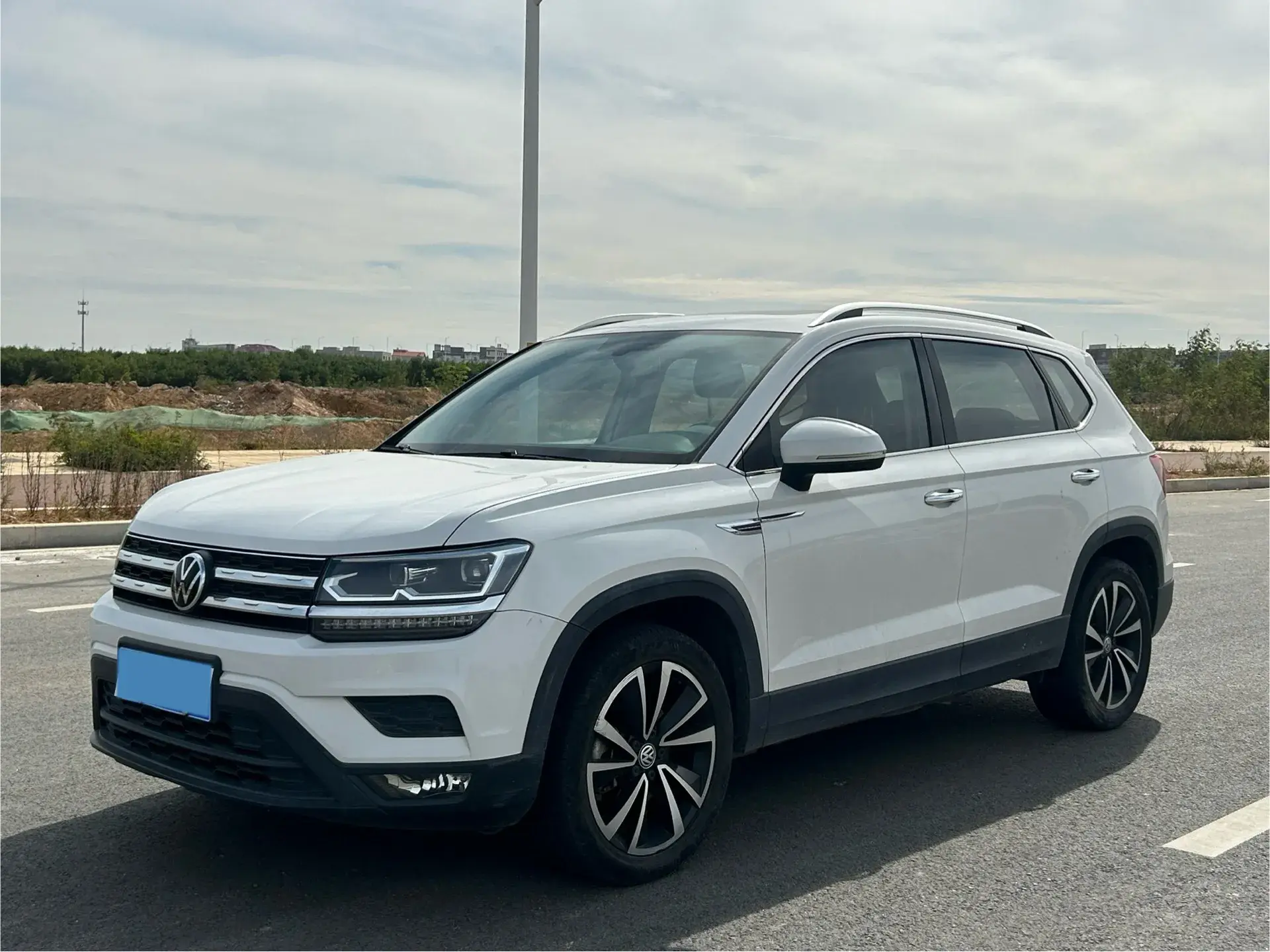 2019 VOLKSWAGEN THARU view 1
