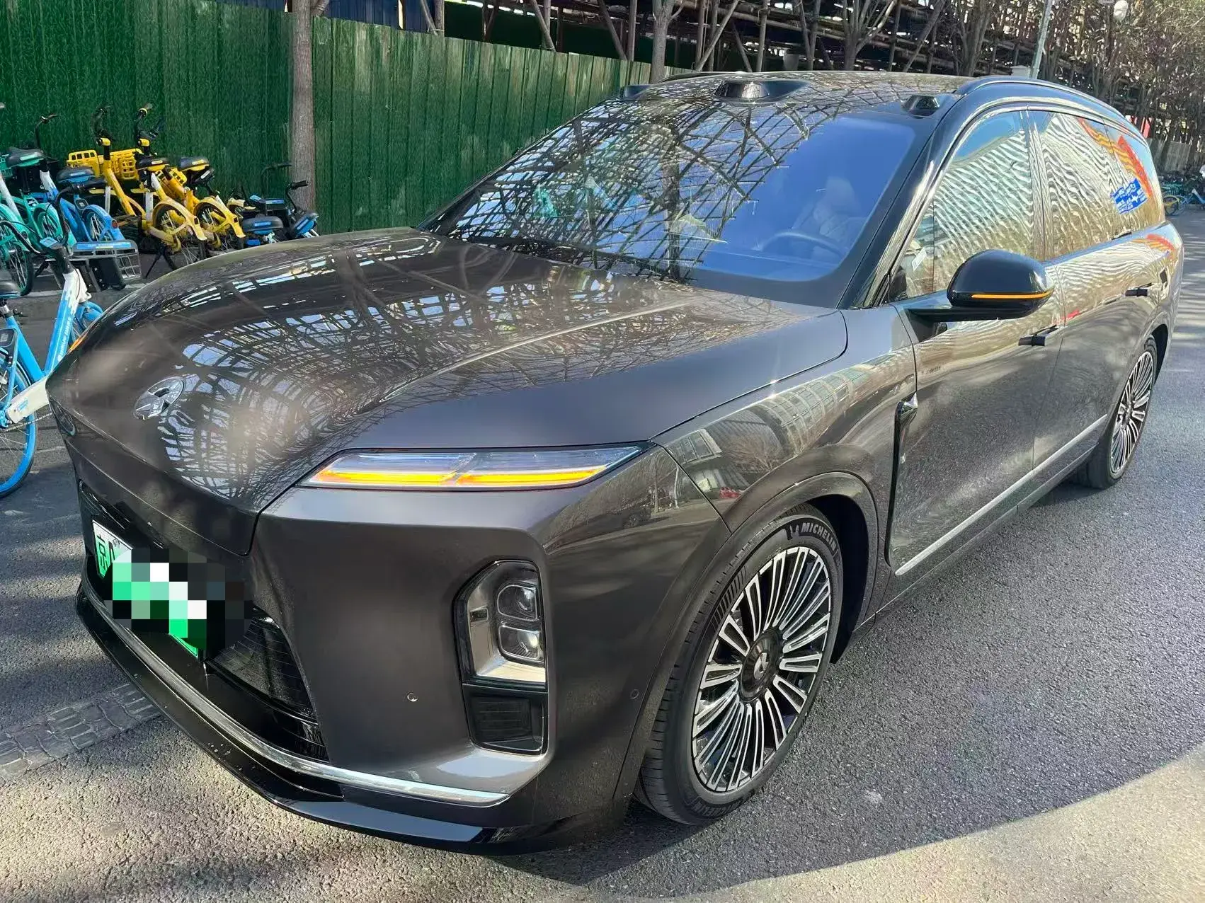 2023 NIO ES8 view 1