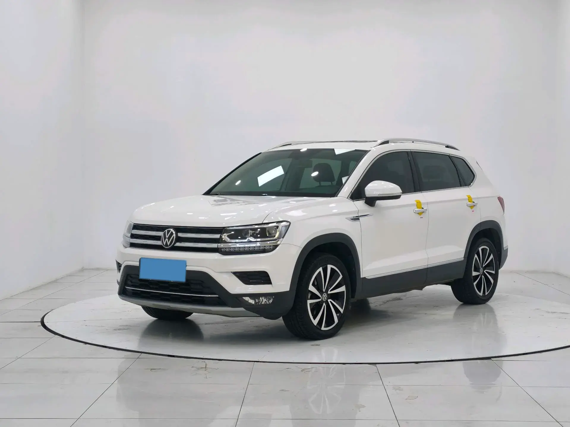 2021 VOLKSWAGEN THARU view 1