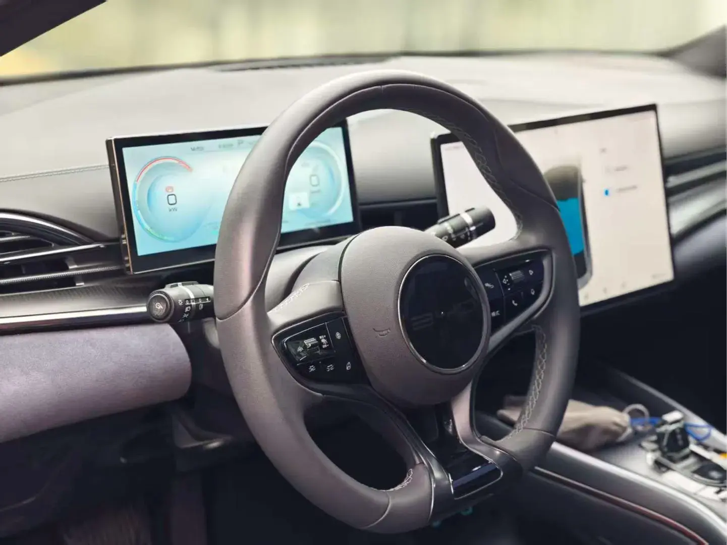 2023 BYD SEAL thumbnail 2