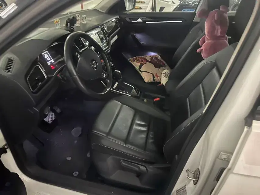 2019 VOLKSWAGEN T-ROC thumbnail 3