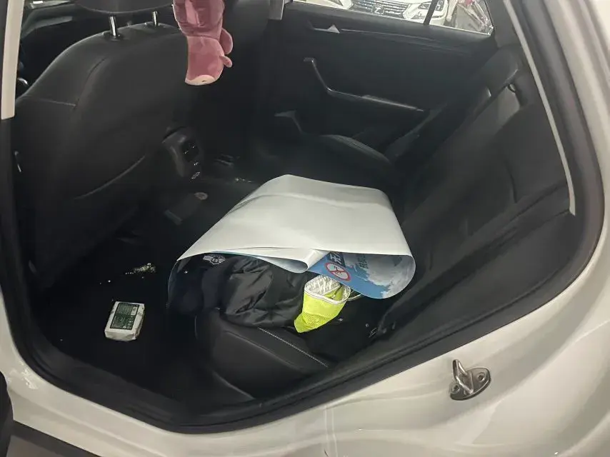 2019 VOLKSWAGEN T-ROC thumbnail 4