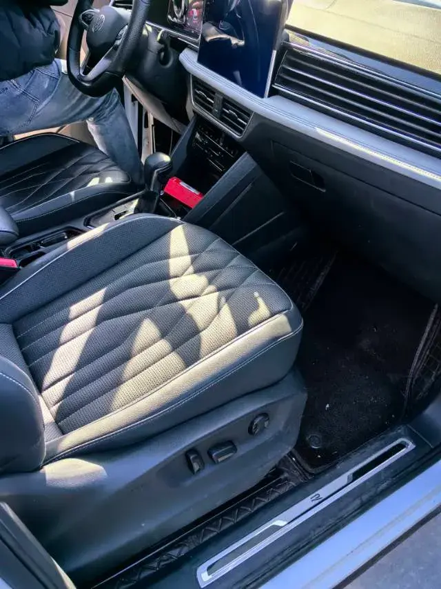 2024 VOLKSWAGEN TIGUAN thumbnail 3