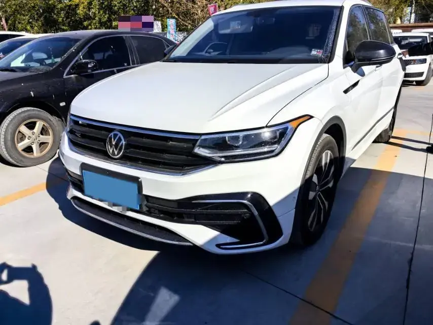 2024 VOLKSWAGEN TIGUAN view 1