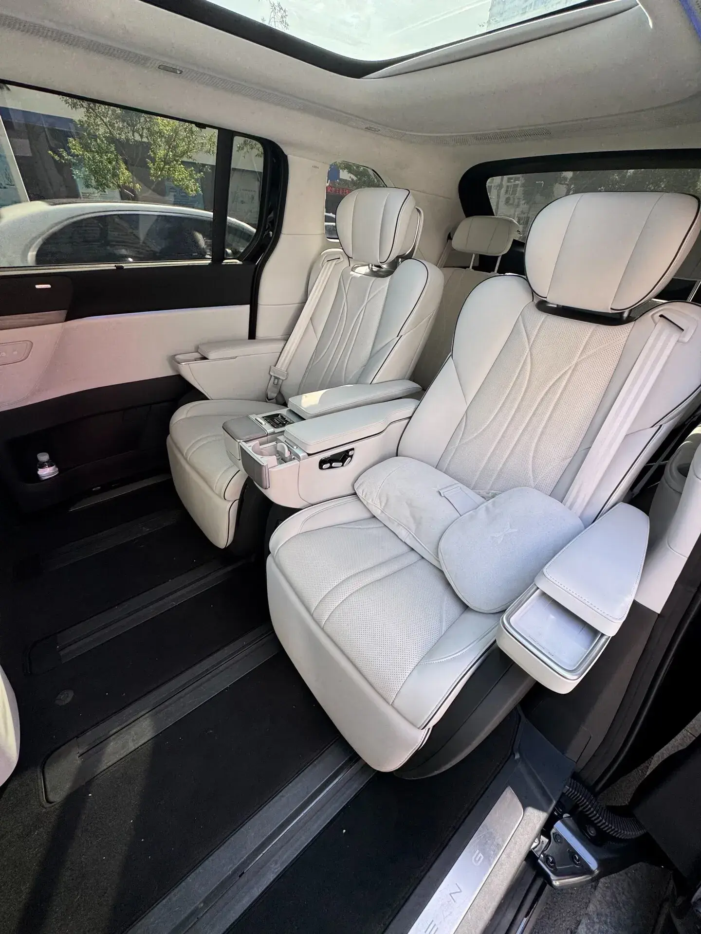 2024 XPENG X9 thumbnail 4