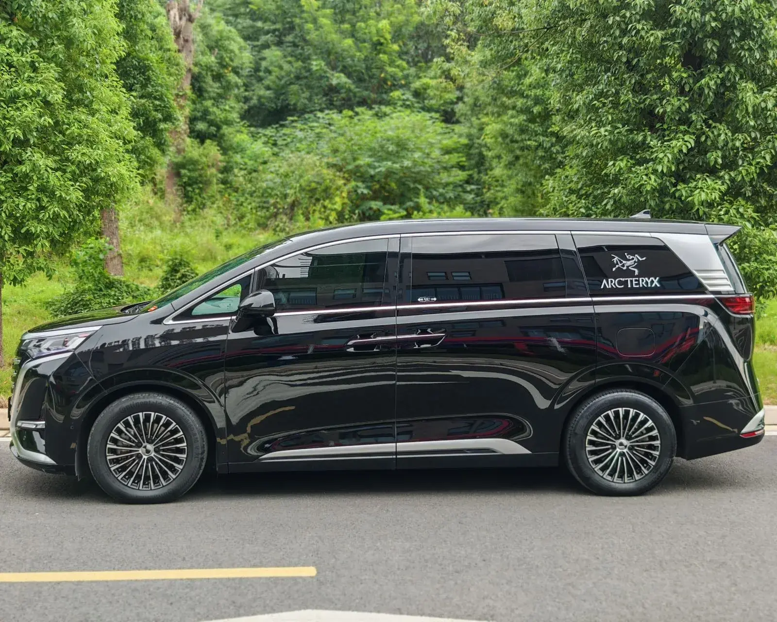 2022 DENZA D9 thumbnail 3