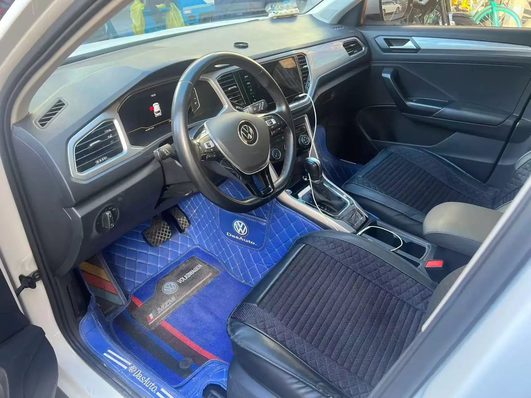 2022 VOLKSWAGEN T-ROC thumbnail 2