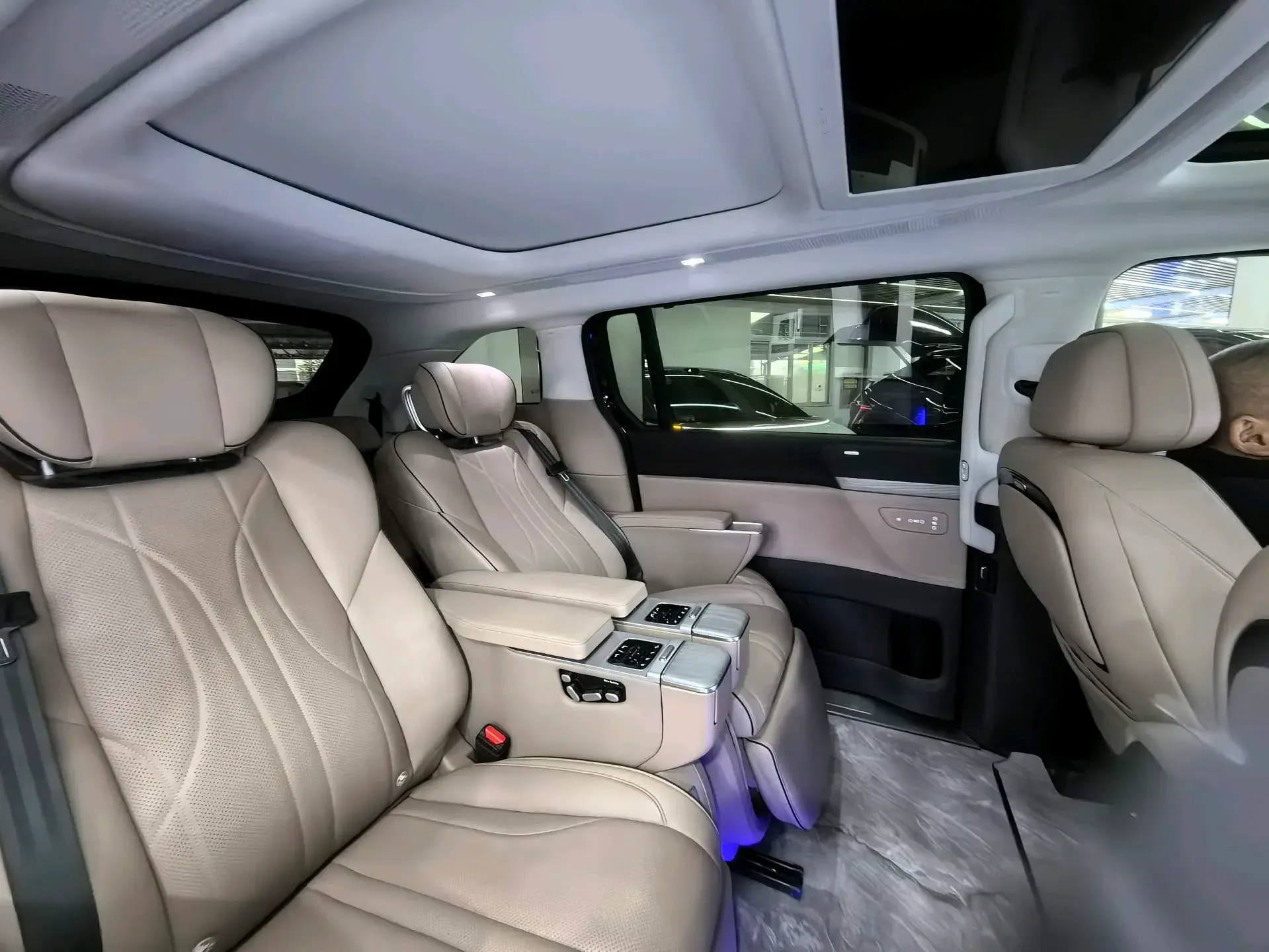 2024 XPENG X9 thumbnail 4