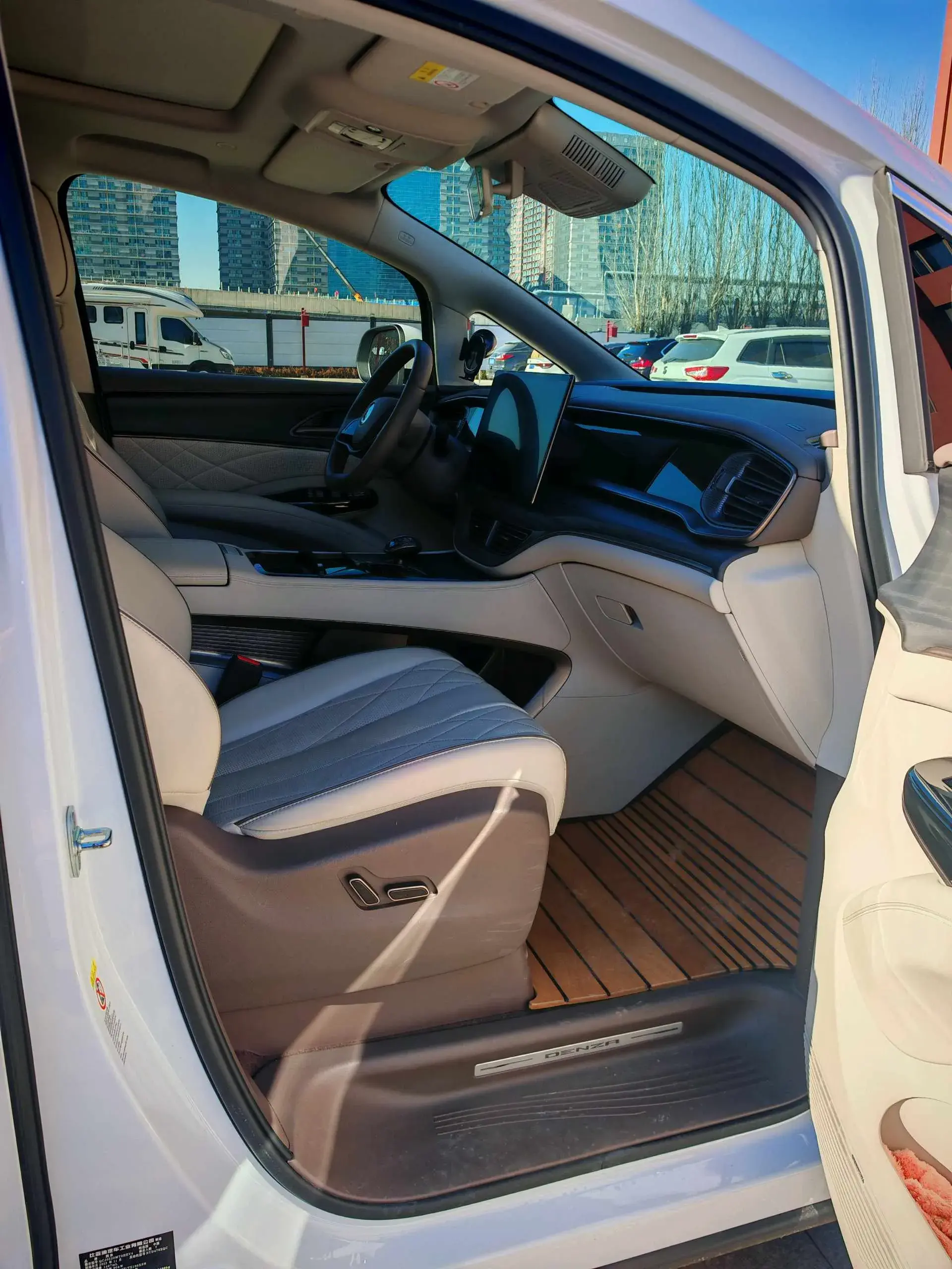 2022 DENZA D9 thumbnail 4