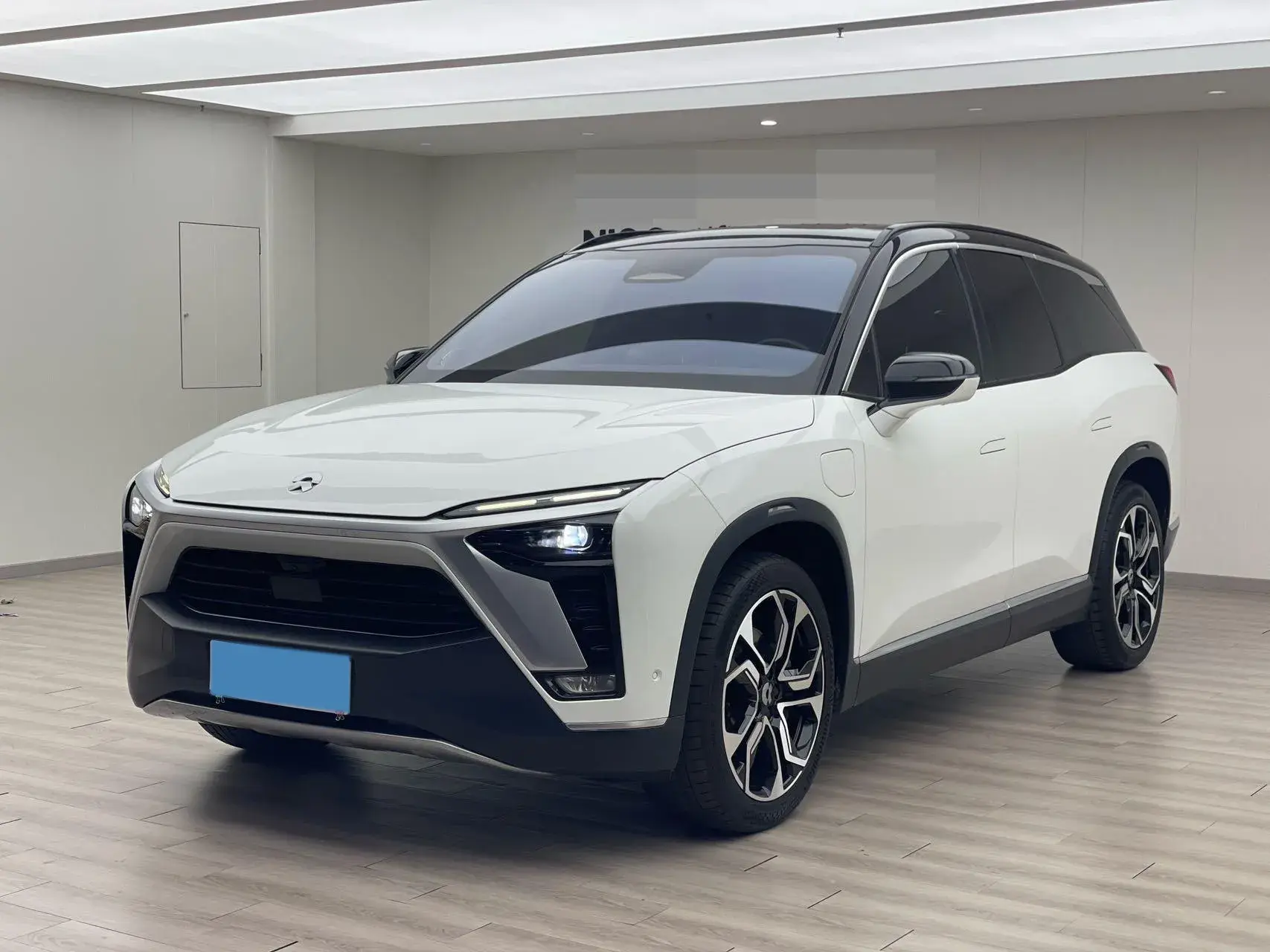 2020 NIO ES8 view 1