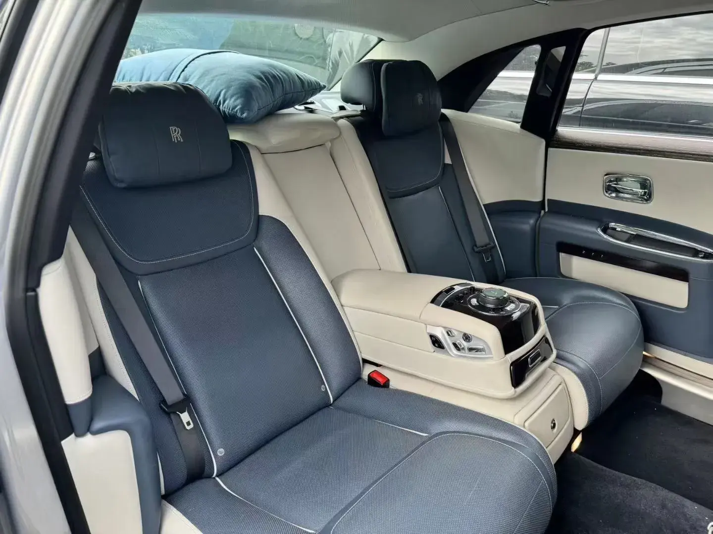 2015 ROLLS-ROYCE GHOST thumbnail 4