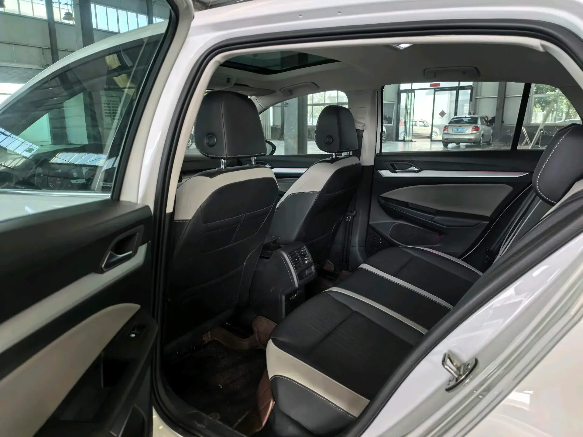 2024 VOLKSWAGEN GOLF thumbnail 4