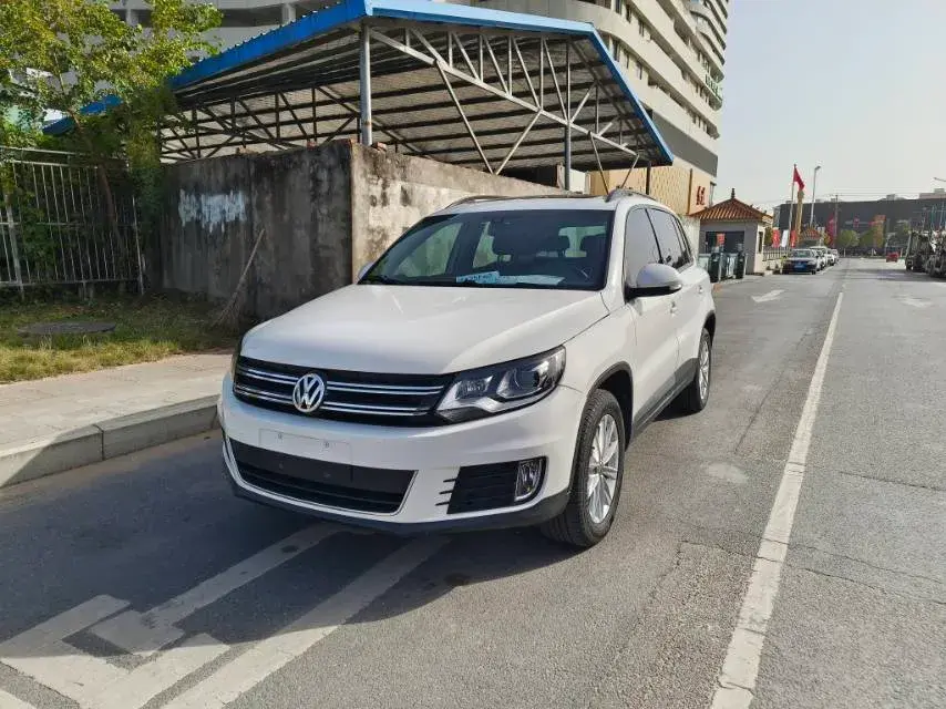 2016 VOLKSWAGEN TIGUAN view 1