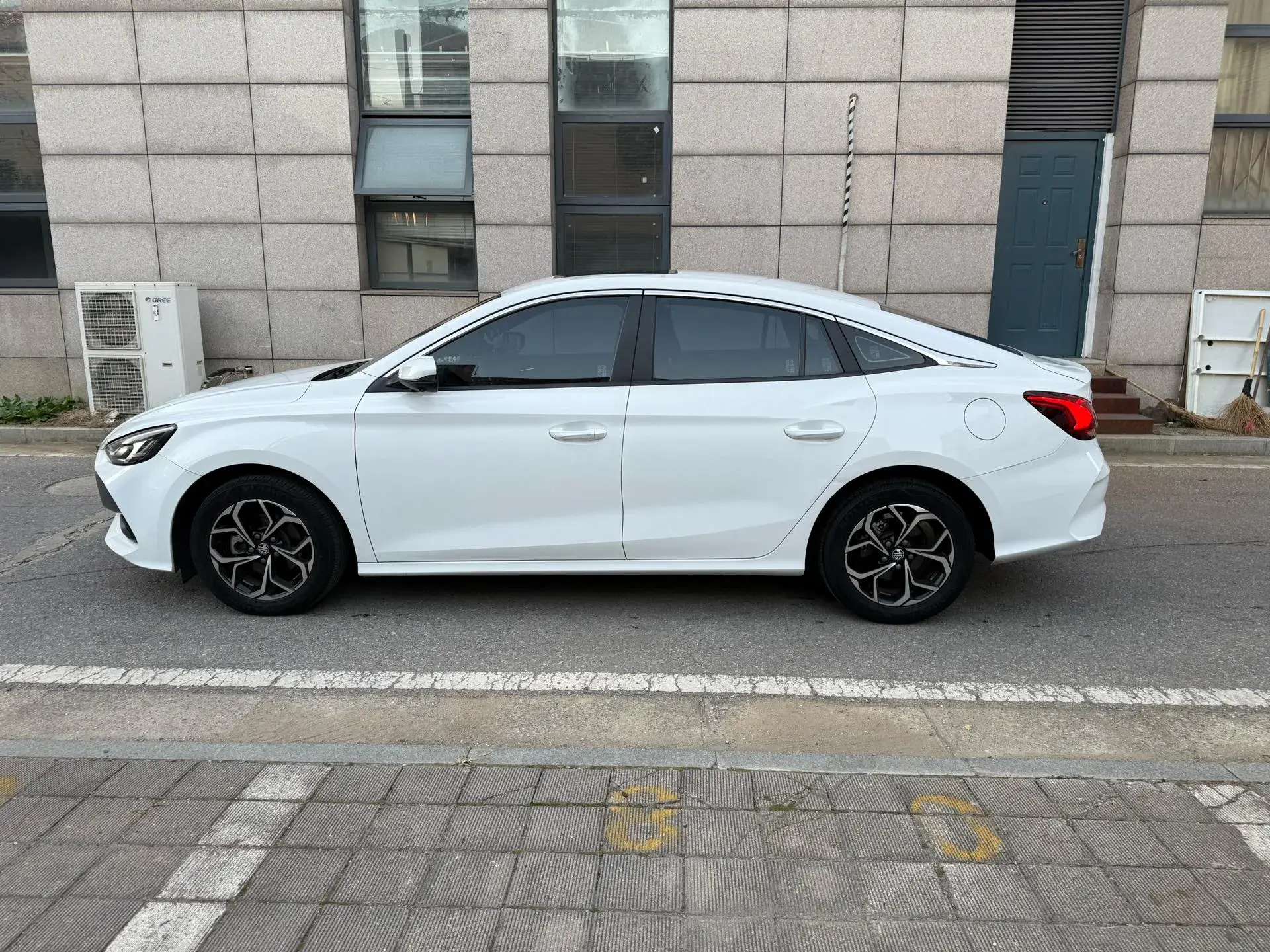 2021 MG 5 thumbnail 3