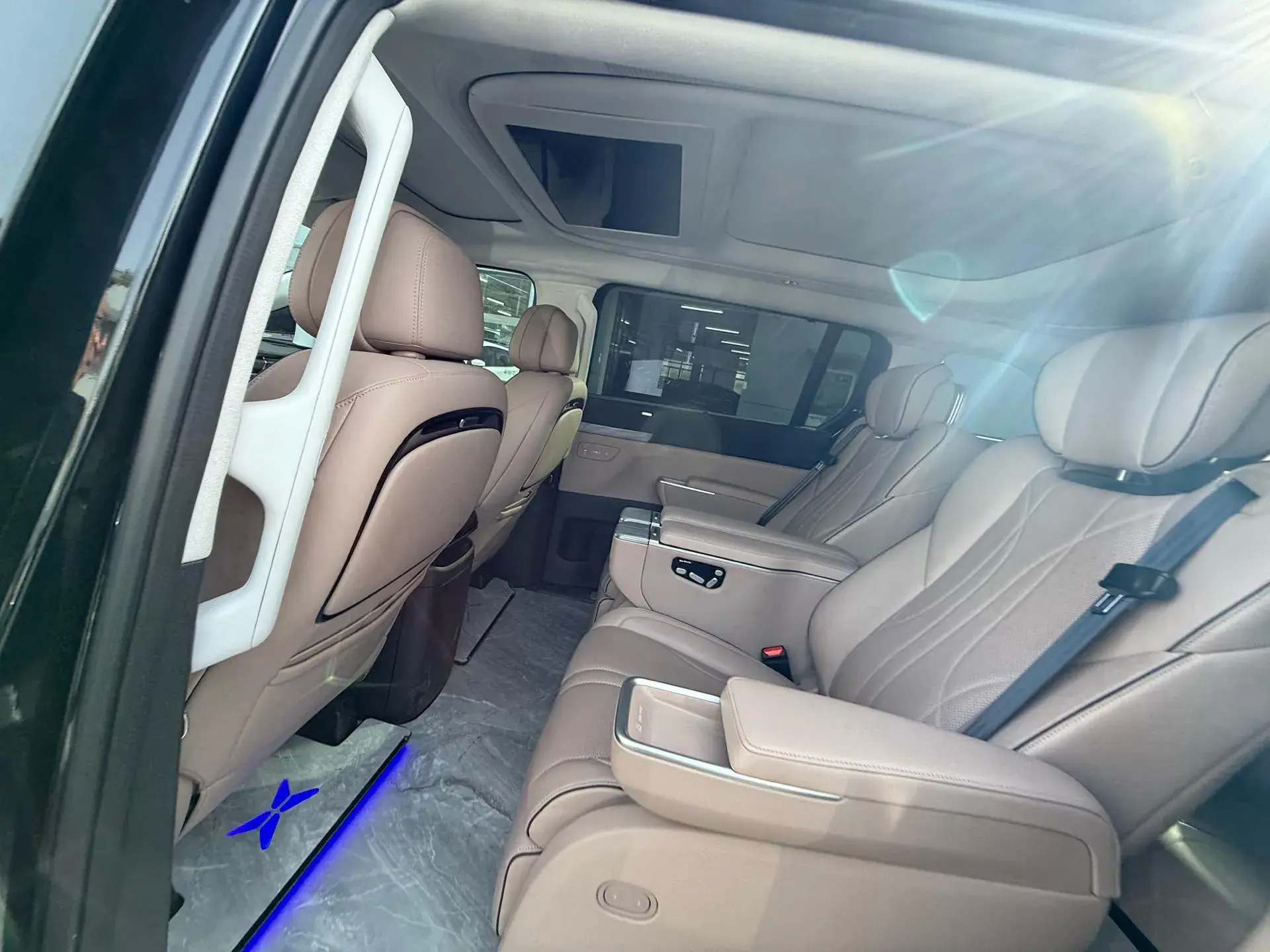 2024 XPENG X9 thumbnail 4