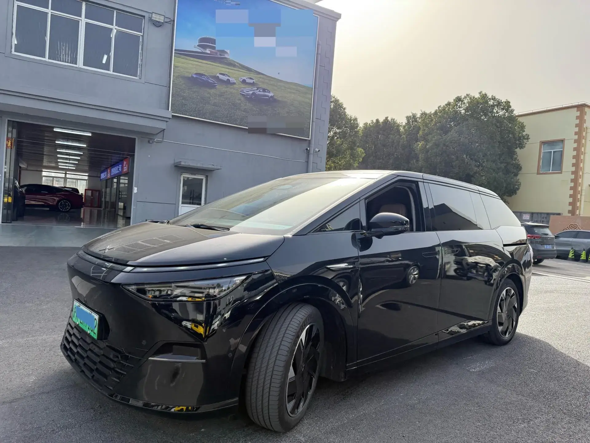 2024 XPENG X9 view 1