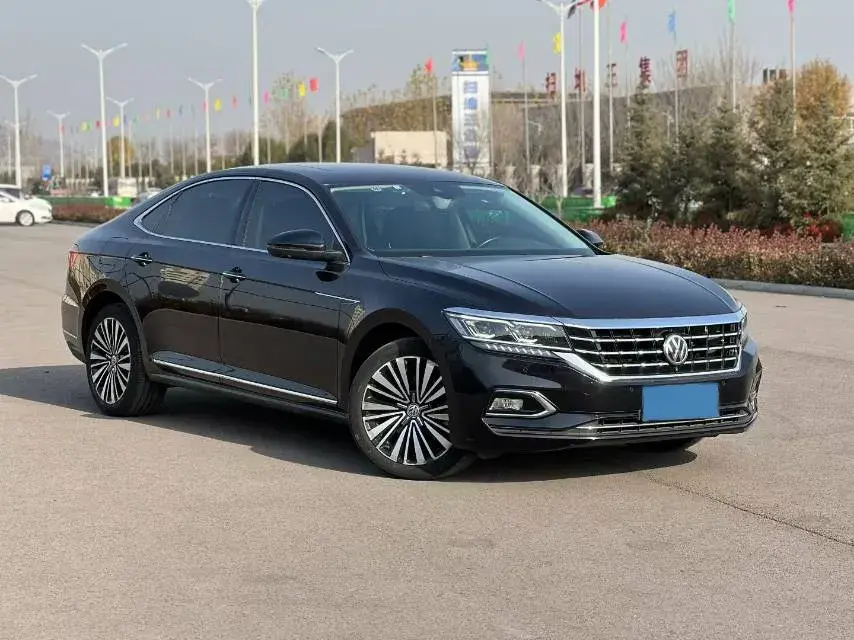 2019 VOLKSWAGEN PASSAT thumbnail 3