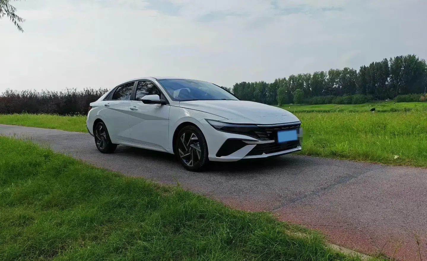 2023 HYUNDAI ELANTRA thumbnail 3