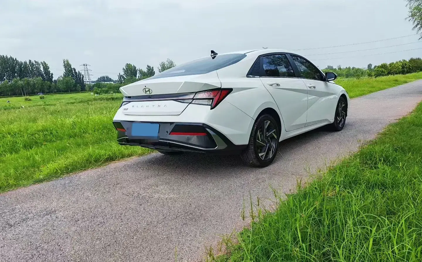 2023 HYUNDAI ELANTRA thumbnail 4