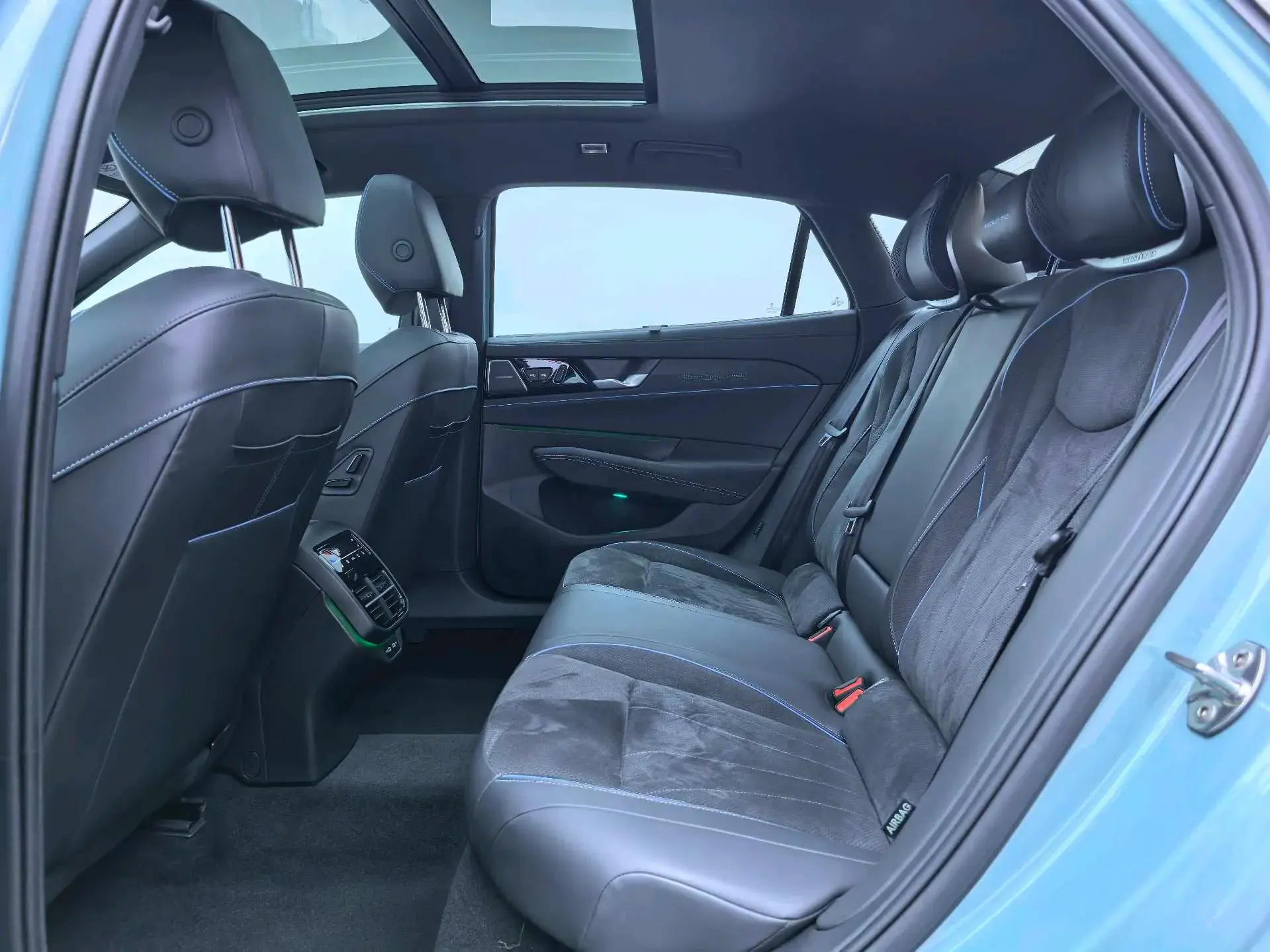 2025 VOLKSWAGEN PASSAT thumbnail 4