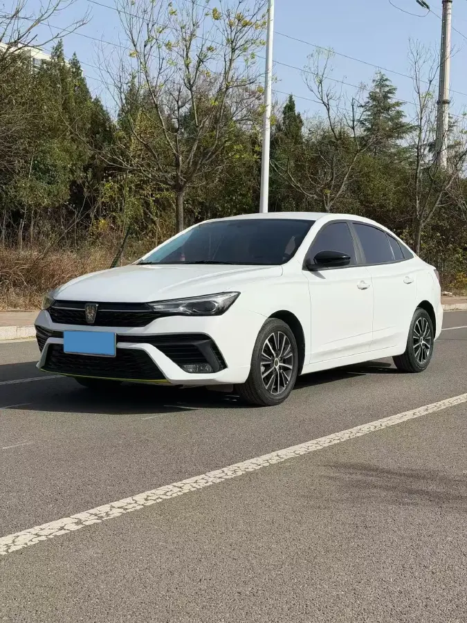 2021 Roewe i5 1.5L 120HP L4 5MT 2021 Roewe i5 1.5L 120HP L4 5MT