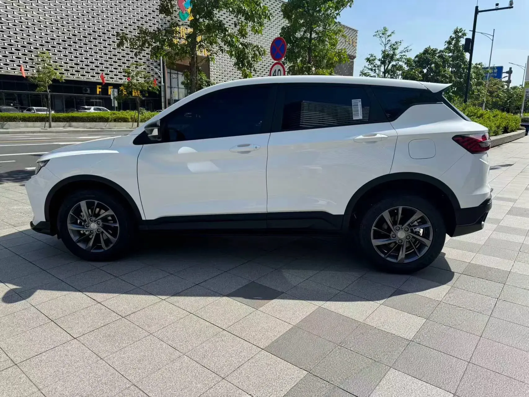 2025 GEELY COOLRAY thumbnail 3