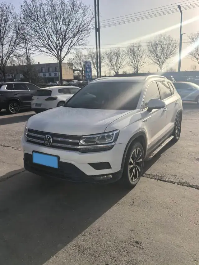 2021 VOLKSWAGEN THARU view 1