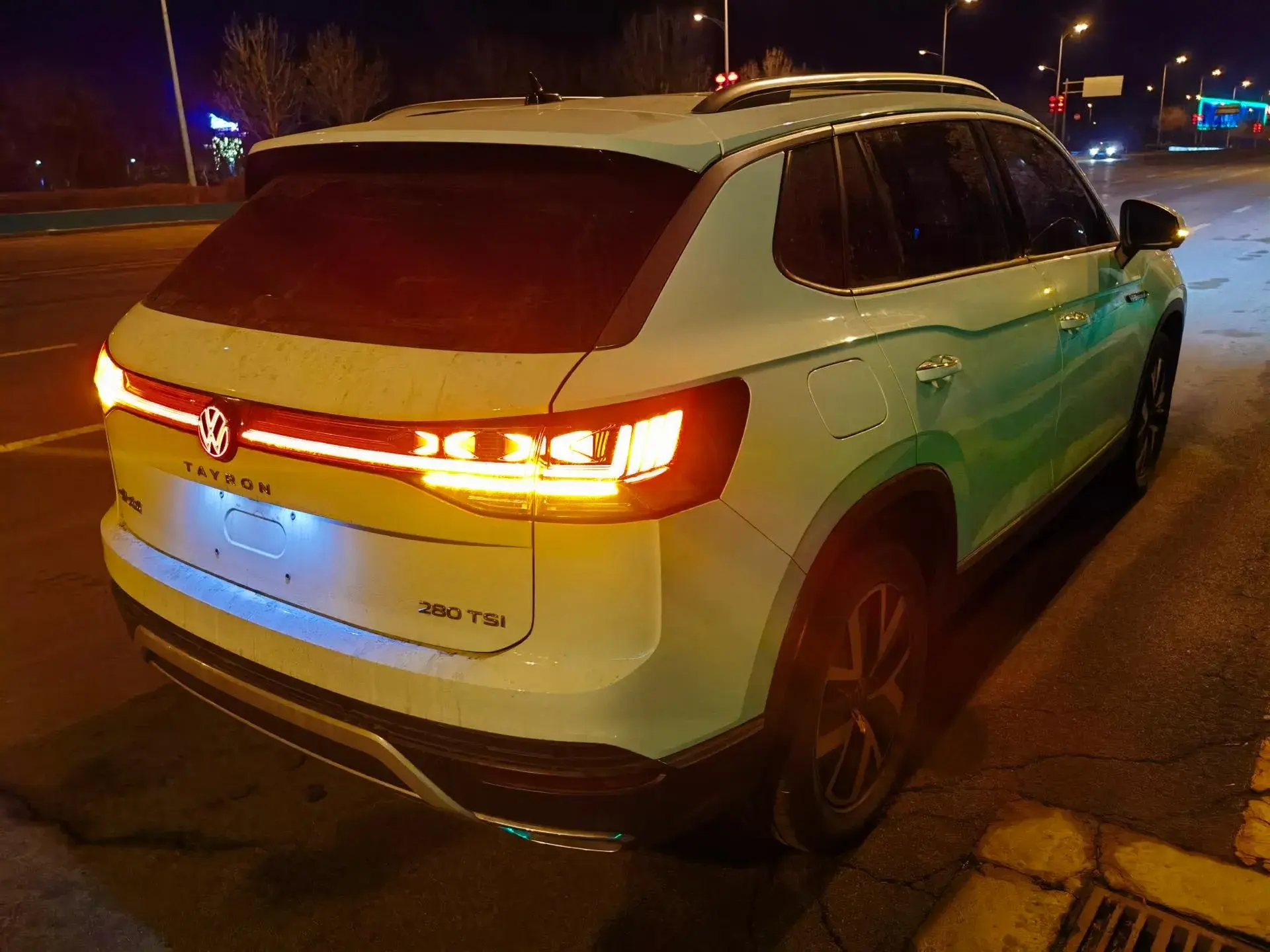 2023 VOLKSWAGEN TAYRON thumbnail 3