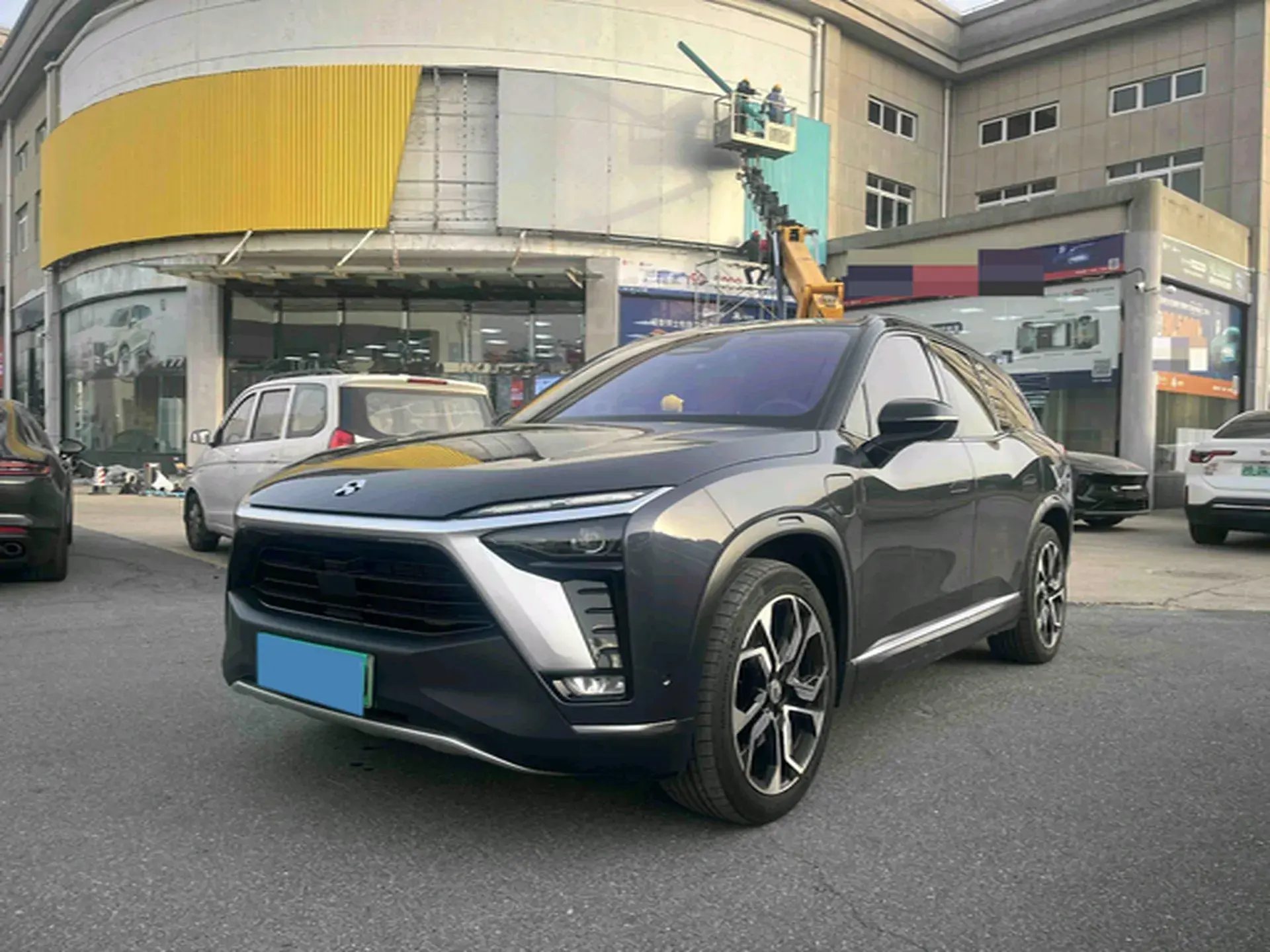 2020 NIO ES8 view 1